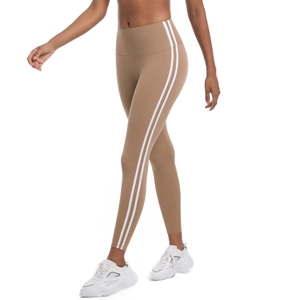 Détail du pantalon de yoga taille haute avec bandes blanches et tissu respirant