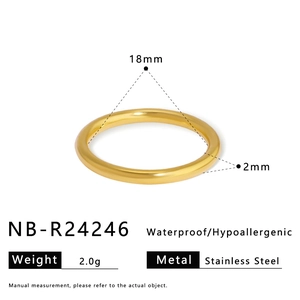 Detailweergave van een 2mm dunne goudkleurige roestvrijstalen ring met 18mm binnendiameter