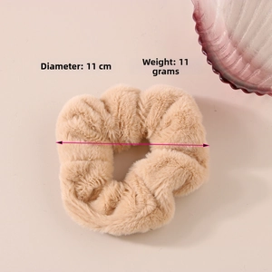 Dettaglio dell'elastico in peluche beige con diametro di 11 cm e peso di 11 g