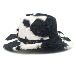 Dettaglio cappello da cowboy peluche maculato con fascia in pelle e rivetti vintage