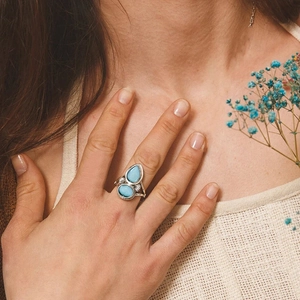 Dettaglio dell'anello bohémien in argento con pietre blu e incisioni in stile vintage
