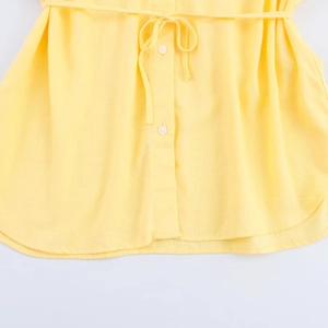 Chemise minimaliste en lin avec ceinture à cordon et boutons blancs en jaune chaud