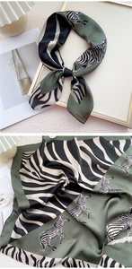 Vue détaillée d'un foulard en soie à rayures zébrées vertes et noires au fini satiné