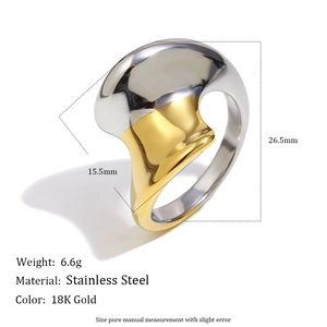 Bague torsadée bicolore en acier inoxydable plaqué or 18K sur fond blanc pur