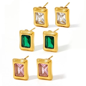 Boucles d'oreilles carrées élégantes plaquées or 14K avec pierres de zircone cubique