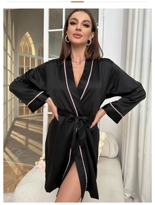 Détail du peignoir en satin noir pour femme avec liseré rose et col en V élégant