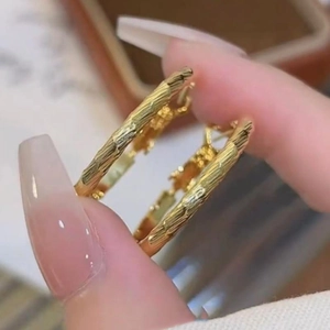 Boucles d'oreilles géométriques dorées avec motif d'écorce texturé pour femmes