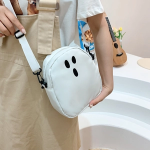 Détail du sac bandoulière fantôme blanc avec imprimé visage mignon et sangle réglable