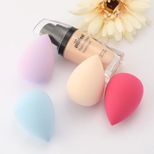 4-piece soft makeup sponge set and oil-free foundation with SPF 15 in gift kit