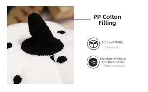 Detailopname van pluche pompoenkussen met zachte teddy textuur en premium katoenen vulling