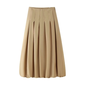 Detalle de falda midi plisada caqui con textura suave y caída elegante de alta calidad