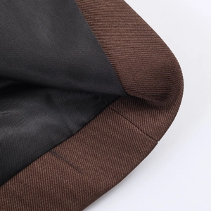 Dunkelbrauner weiter gerade geschnittener Blazer mit zwei Knöpfen und feinen Nähten