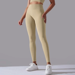 Detailansicht beige nahtlose Yoga-Hose mit hoher Taille, Rippenstruktur und Peach-Lift-Effekt