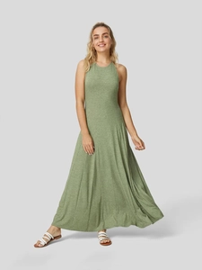 Vestido largo de punto verde con cuello halter y cintura ajustada con dobladillo ancho