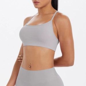 Détail de l'ensemble de sport gris sans couture avec brassière et legging taille haute