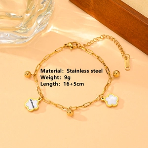 Macro shot of 16+5cm stainless steel gold chain with 13mm white flower charm and beads