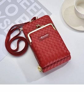 Détail du sac de téléphone tressé rouge avec fermoir doré et bandoulière amovible