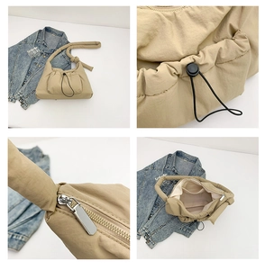 Dettagli della borsa trapuntata beige con tasca a coulisse, zip in metallo e tasca interna