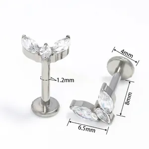 Vue détaillée du piercing labret en titane G23 avec trois zircons blancs marquise