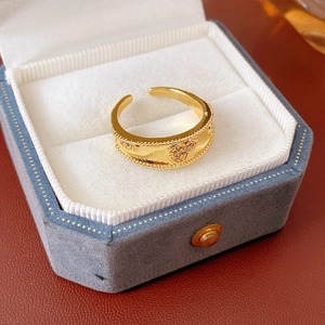 Dettaglio di un anello regolabile placcato in oro con zircone in una scatola regalo blu