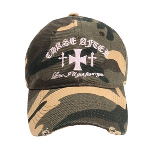 Casquette de baseball camouflage vintage avec broderie croix rose et détails usés