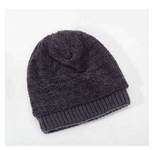 Détail de la texture en laine d'agneau pelucheuse et du revers en tricot côtelé du bonnet