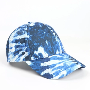 Détail du motif tie-dye bleu et blanc sur une casquette 6 pans à visière courbée