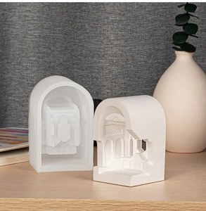 Detailansicht der Palast-Silikonform für den DIY-Gipsguss mit filigranen Treppen und Bögen