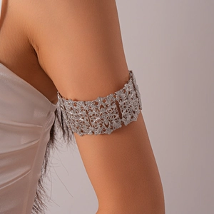 Détail du bracelet de bras ajouré en argent avec des motifs floraux et zircons brillants