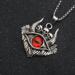 Collana gotica punk con ciondolo occhio del diavolo rosso e teschi in acciaio argento