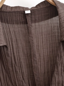 Detail der Innennähte und des Größenetiketts 12 einer braunen Plissee-Bluse