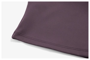 Gros plan détaillé sur l'ourlet à double couture d'un tissu de sport violet