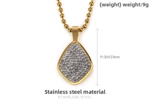 Détail du pendentif goutte en acier doré 39x23mm orné de cristaux pavés étincelants