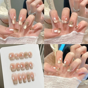 Details von Champagner-Cat-Eye-Nägeln mit 3D-Kristallblumen und Perlen zum Aufkleben