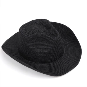Dettaglio ravvicinato del cappello da cowboy in paglia nera con trama a spirale e tesa curva