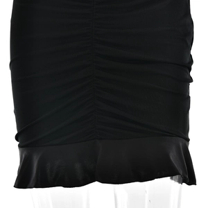 Vue détaillée d'une robe moulante noire avec texture plissée et finition à volants