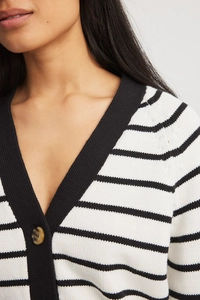 Detailansicht der gestreiften Strickjacke mit V-Ausschnitt und dunklen Kontrastknöpfen