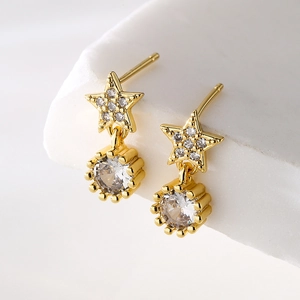 Boucles d'oreilles pendantes étoiles et zircons ronds plaqués or sur socle en pierre