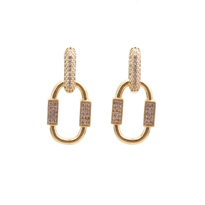 Vue détaillée des boucles d'oreilles dorées avec zircone et anneaux emboîtés