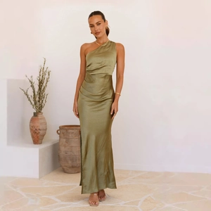 Vestido largo de satén verde oliva de un hombro con detalles fruncidos y abertura