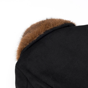 Dettaglio dell'elegante collo in pelliccia marrone e del tessuto di lana nera del cappotto