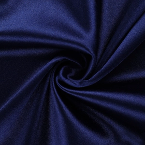 Détail du tissu en satin bleu foncé montrant une texture soyeuse et un fini brillant chic