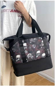 Borsa da palestra gotica teschio e fiori con scomparto per scarpe su modella