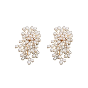Boucles d'oreilles vintage en perles blanches et métal doré avec pompons élégants