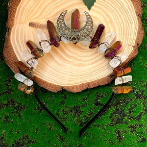 Détail d'une couronne en cristal naturel avec croissant de lune sur fond de mousse