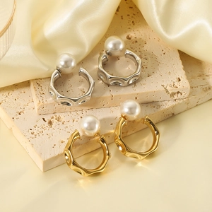 Irregular C-shaped earrings in gold and silver plating with white pearls on stone