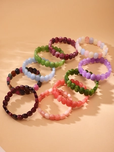 Ombres artistiques sur des bracelets en perles de pierre naturelle aux textures minérales