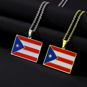 Pendentifs rectangulaires drapeau Porto Rico en finitions or et argent avec chaîne maille