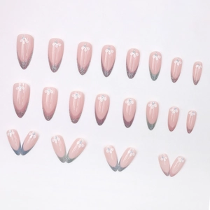Faux ongles amande avec base rose, motifs de fleurs blanches et pointes argentées pailletées