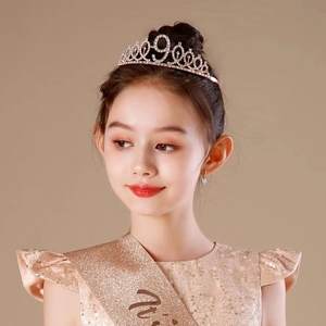 Détail d'un enfant portant couronne strass chiffre 9 or rose et écharpe d'anniversaire